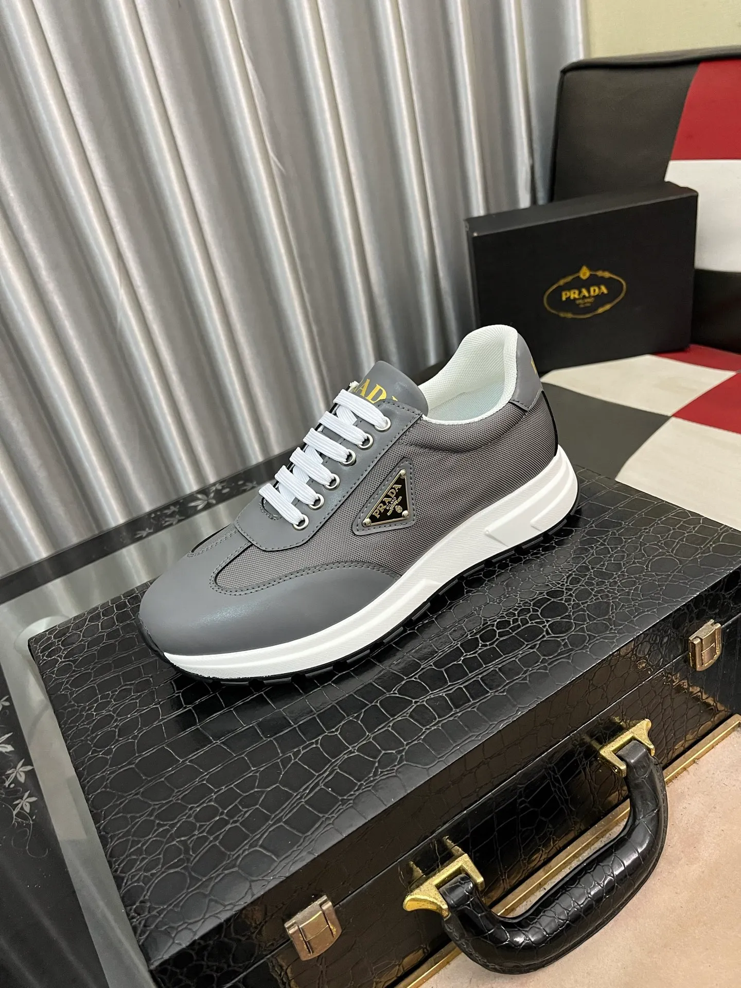 Men's shoes 💰420⌚️⌚️ PRADA [Prada] popular men's shoes, casual shoes and sports shoes! High-end quality 🍀 The upper is made of imported original cowhide 💥 cowhide lining; the original molded outsole. The style is upright and elegant, comfortable and versatile💪 Three quality guarantees Size number: 38-44, 4️⃣ colors available